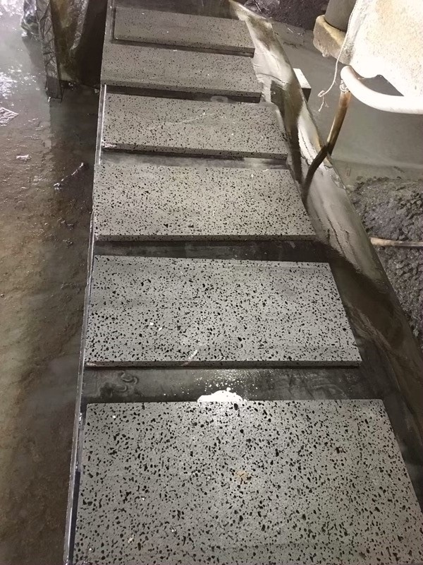 灰色火山巖板材加工現(xiàn)場-90/平米